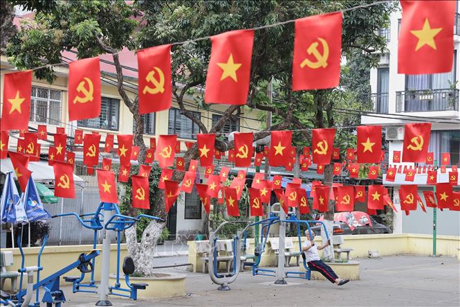 Sân chơi khu tập thể Nghĩa Tân cũng được trang hoàng với những dải cờ đỏ sao vàng đón mừng Ngày lễ 30/4. Ảnh: Lê Đông - TTXVN