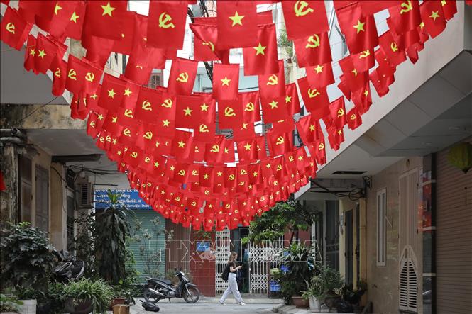Ngõ nhỏ trên phố Nghĩa Tân cũng rợp sắc đỏ cho Ngày lễ 30/4. Ảnh: Lê Đông – TTXVN