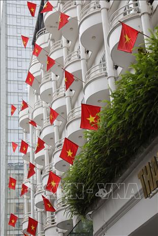 Khách sạn trên phố Tông Đản cũng treo cờ Tổ quốc để chào mừng Ngày lễ 30/4. Ảnh: Lê Đông - TTXVN