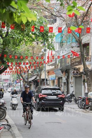 Những dải cờ đỏ sao vàng trên con phố Lãn Ông tung bay trong gió đón mừng Ngày lễ 30/4. Ảnh: Lê Đông - TTXVN
