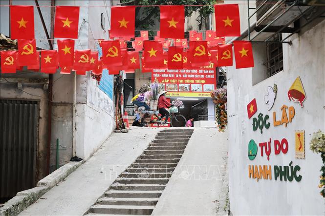 Ngõ nhỏ trên phố Yên Phụ rực rỡ với những dải cờ đỏ sao vàng tung bay. Ảnh: Lê Đông - TTXVN