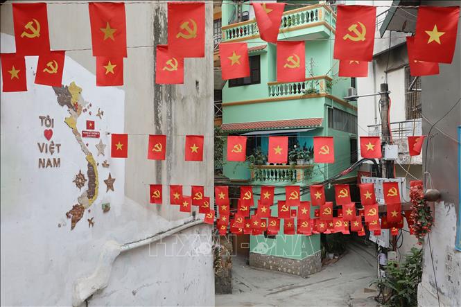 Ngõ nhỏ trên phố Yên Phụ rực rỡ với những dải cờ đỏ sao vàng tung bay. Ảnh: Lê Đông - TTXVN