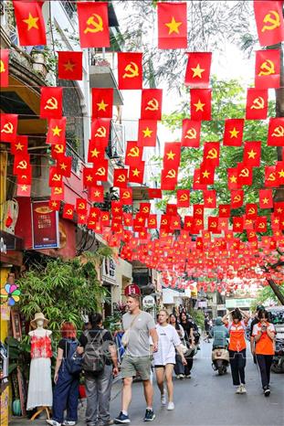 Trên nhiều con ngõ nhỏ của Thủ đô những ngày tháng Tư rực rỡ sắc cờ đỏ sao vàng, cờ Đảng. Ảnh: Khánh Hoà - TTXVN