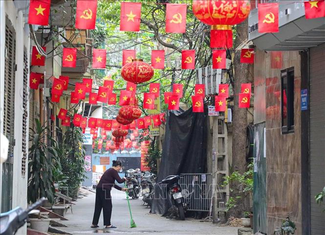 Rực rỡ cờ đỏ sao vàng, cờ Đảng trong ngõ trên phố 8/3, quận Hai Bà Trưng. Ảnh: Khánh Hoà - TTXVN