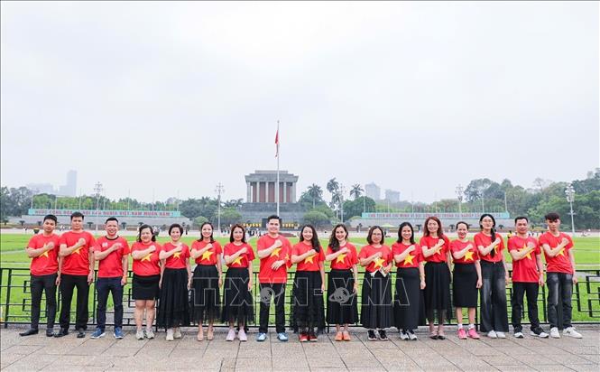 Lan tỏa tình yêu đất nước qua hình ảnh lá cờ Tổ quốc đang trở thành một xu hướng phổ biến trong giới trẻ. Ảnh: Khánh Hoà - TTXVN