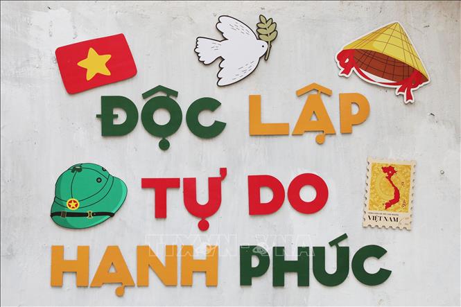 Khẩu hiệu “Độc Lập - Tự Do - Hạnh Phúc” được trang trí sinh động với những hình ảnh mang đậm màu sắc dân tộc. Ảnh: Lê Đông - TTXVN