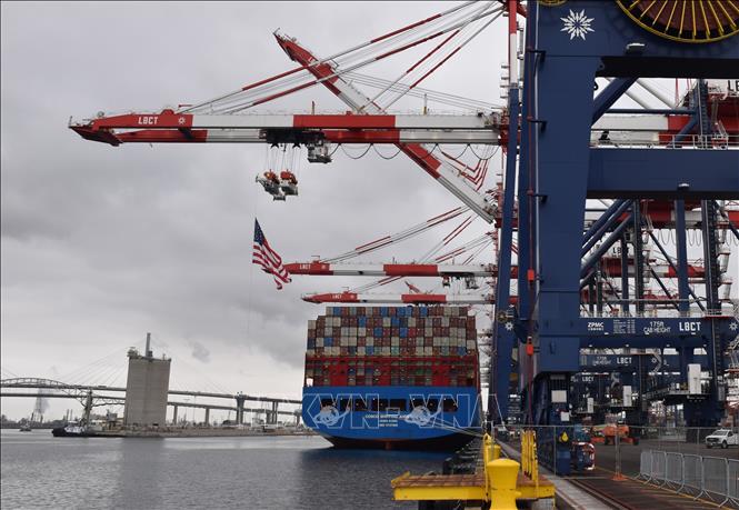 Tàu container thuộc công ty vận tải COSCO của Trung Quốc neo tại cảng Long Beach, bang California, Mỹ. Ảnh: THX/TTXVN