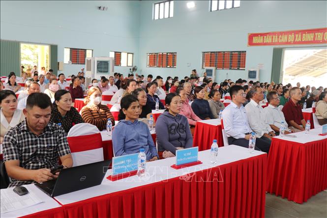 Người dân thôn Lệ Thủy, xã Bình Trị tham dự buổi gặp mặt thông tin Dự án Nhà máy bột-giấy VNT19. Ảnh: Phạm Cường-TTXVN