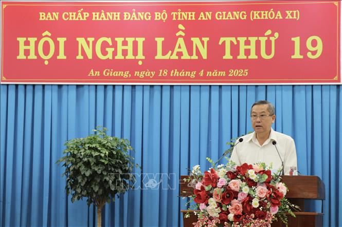 Ông Lê Văn Nưng, Phó Bí thư Thường trực Tỉnh ủy An Giang, báo cáo công tác xây dựng Đảng trên địa bàn tỉnh. Ảnh: Thanh Sang-TTXVN 