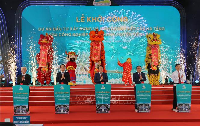 Bí thư Thành ủy Hải Phòng Lê Tiến Châu (giữa) cùng các đại biểu ấn nút khởi công dự án. Ảnh: Minh Thu - TTXVN