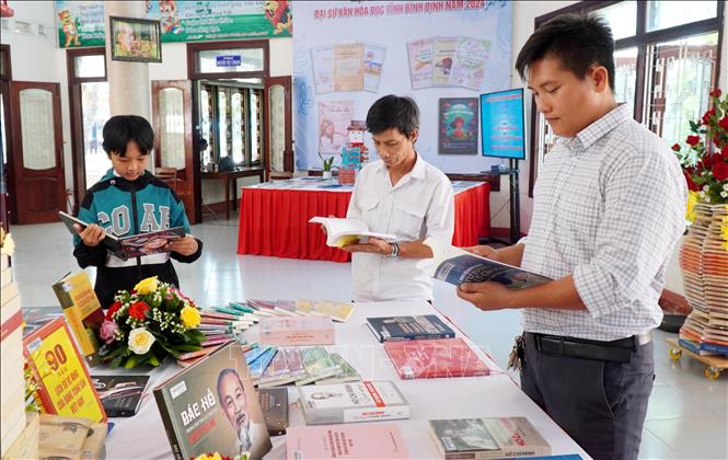 Độc giả tham quan các gian trưng bày, triển lãm sách. Ảnh: Lê Phước Ngọc - TTXVN