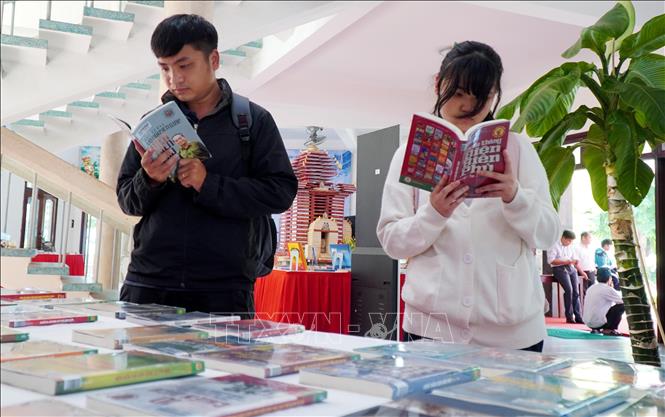 Độc giả tham quan các gian trưng bày, triển lãm sách. Ảnh: Lê Phước Ngọc - TTXVN