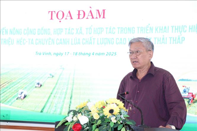 Ông Phùng Duy Truyền, Phó Giám đốc Hợp tác xã Nông nghiệp Phước Hảo, xã Phước Hảo, huyện Châu Thành, phát biểu. Ảnh: Thanh Hòa- TTXVN