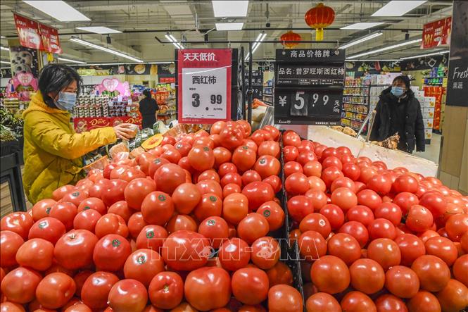 Người dân mua sắm tại siêu thị ở tỉnh Hà Bắc, Trung Quốc. Ảnh: THX/TTXVN