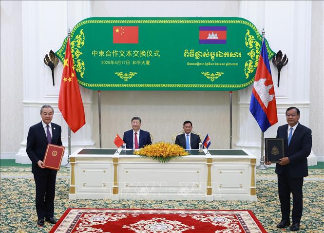 Thủ tướng Chính phủ Hoàng gia Campuchia Samdech Thipadei Hun Manet và Chủ tịch Trung Quốc Tập Cận Bình chủ trì lễ trao đổi văn kiện thỏa thuận hợp tác ở Phnom Penh, Campuchia, ngày 17/4/2025. Ảnh: THX/TTXVN