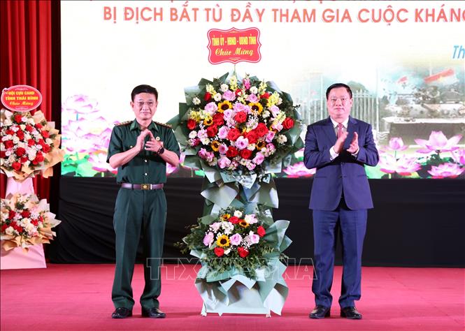 Bí thư Tỉnh ủy Thái Bình Nguyễn Khắc Thận tặng hoa chúc mừng. Ảnh: Thế Duyệt – TTXVN