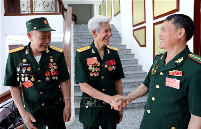 Cựu chiến binh, cựu thanh niên xung phong, chiến sĩ cách mạng bị địch bắt tù đày tỉnh Thái Bình nhớ về quá khứ hào hùng của những tháng ngày lịch sử năm 1975. Ảnh: Thế Duyệt - TTXVN
