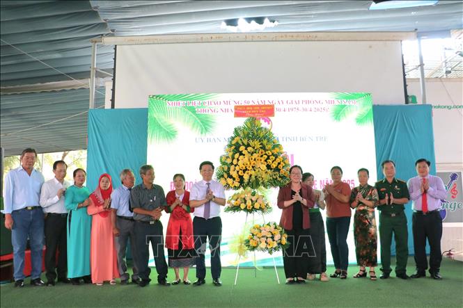 Lãnh đạo tỉnh Bến Tre tặng hoa chúc mừng Ngày Văn hóa các dân tộc Việt Nam. Ảnh: Chương Đài - TTXVN 