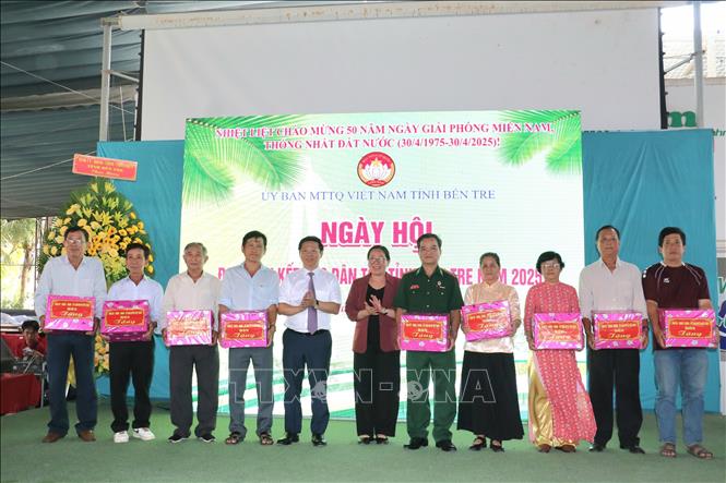 Trao tặng quà cho các đại biểu câc dân tộc đang sinh sống tại Bến Tre. Ảnh: Chương Đài - TTXVN 