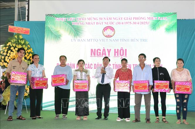 Trao tặng quà cho các đại biểu câc dân tộc đang sinh sống tại Bến Tre. Ảnh: Chương Đài  - TTXVN 