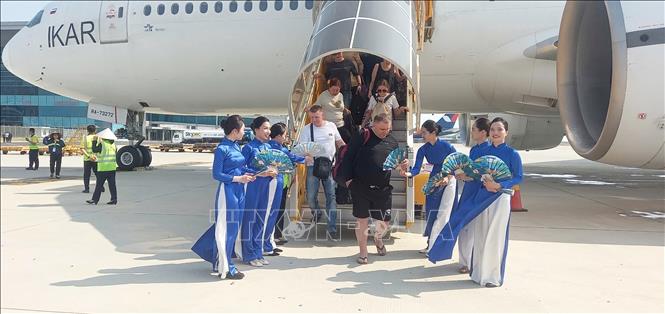 Russian visitors receive gift after landing at Cam Ranh International Airport. VNA Photo: Tiên Minh