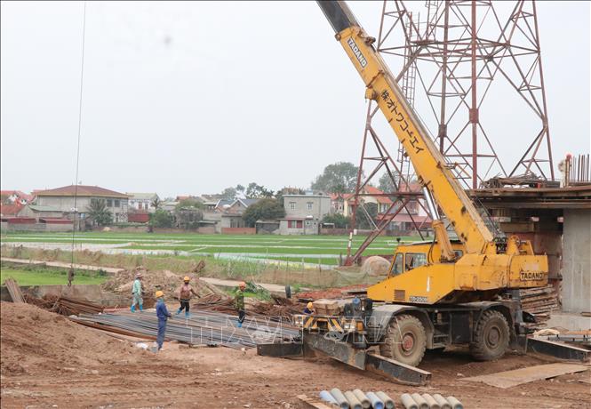 Mỗi ngày có 150 công nhân chia làm 3 ca 4 kíp thi công cầu. Ảnh: Thanh Thương - TTXVN