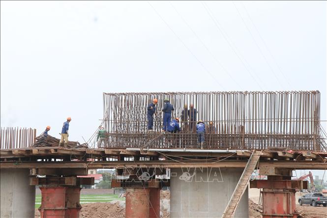 Nhà thầu đồng loạt triển khai nhiều mũi thi công để đẩy nhanh tiến độ công trình. Ảnh: Thanh Thương - TTXVN

