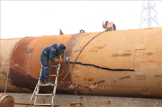 Công nhân khẩn trương thi công các hạng mục cầu Kênh Vàng. Ảnh: Thanh Thương - TTXVN
