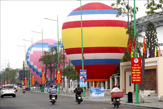 At this festival, 16 colourful and variously sized hot air balloons are being showcased. Among them, 10 balloons are tethered along Nguyen Tat Thanh street. VNA Photo: Nguyễn Thanh