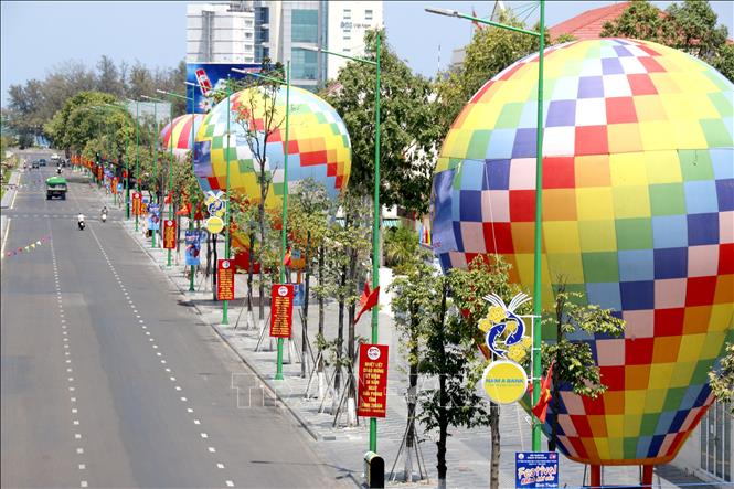 At this festival, 16 colourful and variously sized hot air balloons are being showcased. Among them, 10 balloons are tethered along Nguyen Tat Thanh street. VNA Photo: Nguyễn Thanh