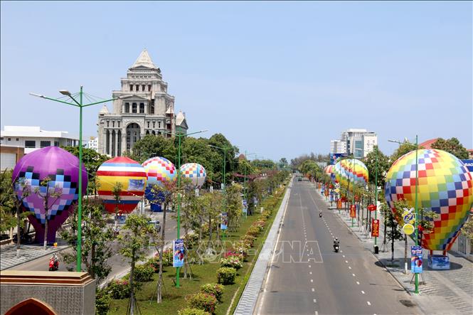 Ten balloons are tethered along Nguyen Tat Thanh street in Phan Thiet city. VNA Photo: Nguyễn Thanh