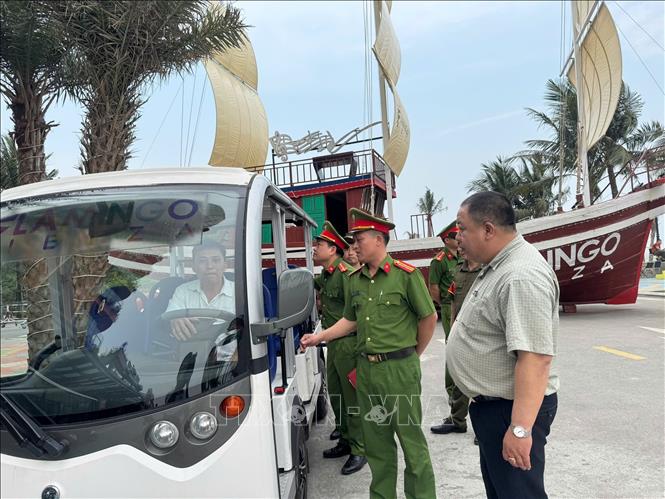 Lực lượng chức năng kiểm tra các điều kiện đảm bảo an toàn cho du khách. Ảnh: Hoa Mai - TTXVN