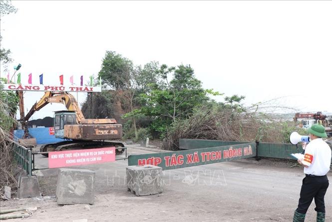 Lực lượng chức năng và chính quyền địa phương đã tuyên truyền, giải thích vi phạm và yêu cầu chấp hành việc giải tỏa gia đình ông Đặng Đức Chúc. Ảnh: Mạnh Minh – TTXVN