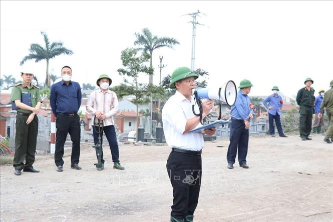 Lực lượng chức năng và chính quyền địa phương tuyên truyền, giải thích vi phạm và yêu cầu chấp hành việc giải tỏa thửa đất của gia đình ông Đặng Đức Chúc. Ảnh: Mạnh Minh – TTXVN