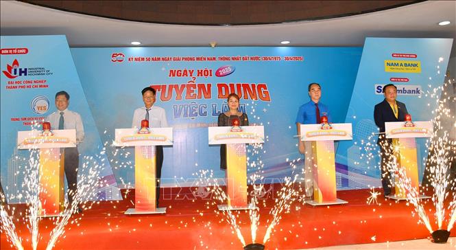 Các đại biểu thực hiện nghi thức khai mạc Ngày hội tuyển dụng việc làm năm 2025. Ảnh: Thanh Vũ - TTXVN
