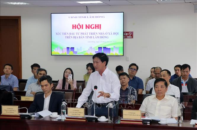 Ông Nguyễn Xuân Hòa, Chủ tịch kiêm Tổng Giám đốc Công ty Cổ phần Xây dựng và Đầu tư Xuân Hòa Group đến từ thành phố Nhà Trang (Khánh Hòa) nêu yêu cầu đầu tư nhà ở xã hội tại Lâm Đồng. Ảnh: Chu Quốc Hùng - TTXVN
