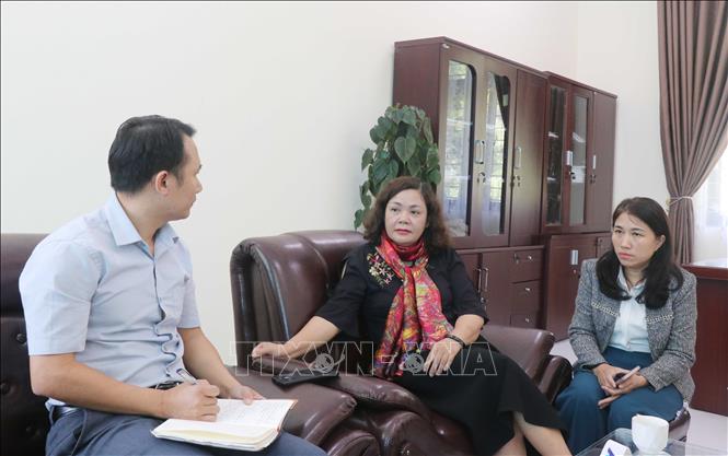 Cách chức Bí thư Chi bộ Trường Tiểu học Đoàn Kết đối với Hiệu trưởng Nguyễn Thị Phương (áo đen). Ảnh: TTXVN