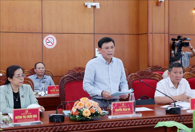 Phó Chủ tịch Thường trực phụ trách UBND tỉnh Đắk Lắk Nguyễn Tuấn Hà công bố Quyết định thành lập Tổ phối hợp liên tỉnh triển khai xây dựng và thực hiện Đề án sắp xếp đơn vị hành chính cấp tỉnh. Ảnh: Hoài Thu – TTXVN