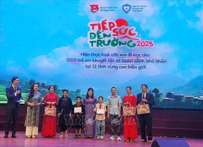 Trao tặng các suất học bổng cho trẻ khuyết tật. Ảnh: Phương Thanh-TTXVN