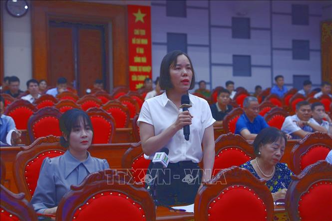 Cử tri nêu ý kiến tại buổi tiếp xúc. Ảnh: Quốc Lũy - TTXVN.