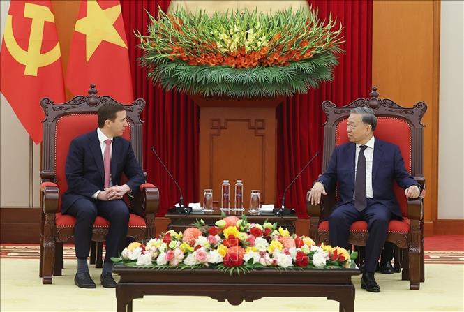 Party General Secretary To Lam receives Warburg Pincus CEO Jeffrey David Perlman. VNA Photo: Thống Nhất