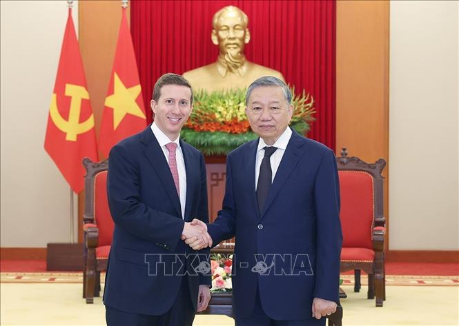 Party General Secretary To Lam receives Warburg Pincus CEO Jeffrey David Perlman. VNA Photo: Thống Nhất
