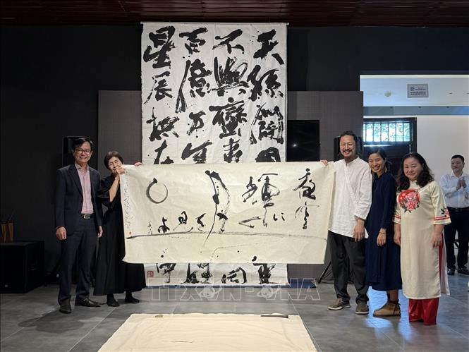 Japanese calligraphy is introduced at the workshop. VNA/Photo by courtesy