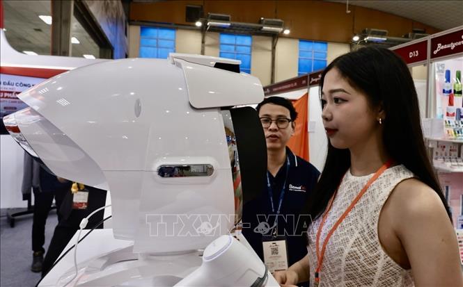 Visitors experience aesthetic equipment. VNA Photo: Trần Việt