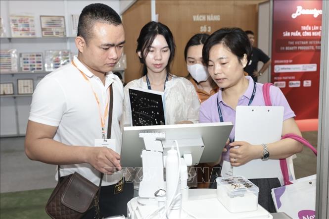 Visitors to the exhibition. VNA Photo: Trần Việt