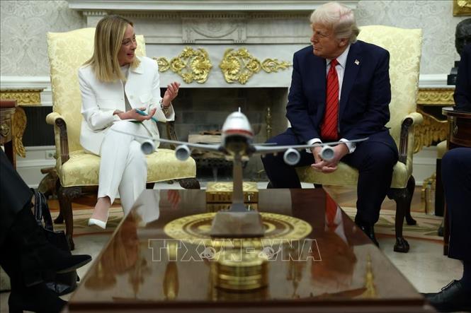 Tổng thống Mỹ Donald Trump thảo luận với Thủ tướng Italy Giorgia Meloni tại Nhà Trắng ngày 17/4/2025. Ảnh: REUTERS/TTXVN