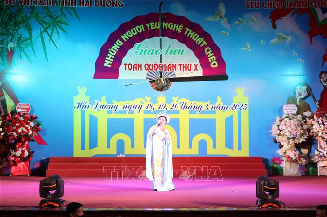 Các tiết mục biểu diễn tại chương trình giao lưu. Ảnh: Mạnh Tú - TTXVN