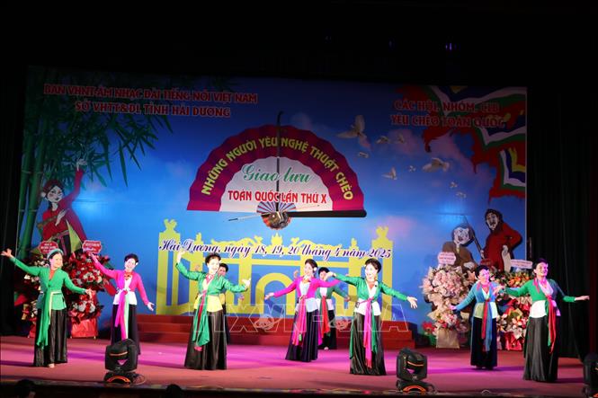 Các tiết mục biểu diễn tại chương trình giao lưu. Ảnh: Mạnh Tú - TTXVN