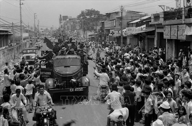 Nhân dân Sài Gòn chào đón đoàn xe của quân giải phóng tiến vào nội đô Sài Gòn trong ngày 30/4/1975. Ảnh:  Văn Bảo - TTXVN
