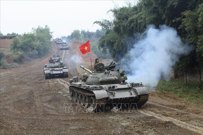  Xe tăng của Lữ đoàn tăng 201 triển khai đội hình trên thao trường tại Trung tâm huấn luyện Miếu Môn. Ảnh: Trọng Đức - TTXVN